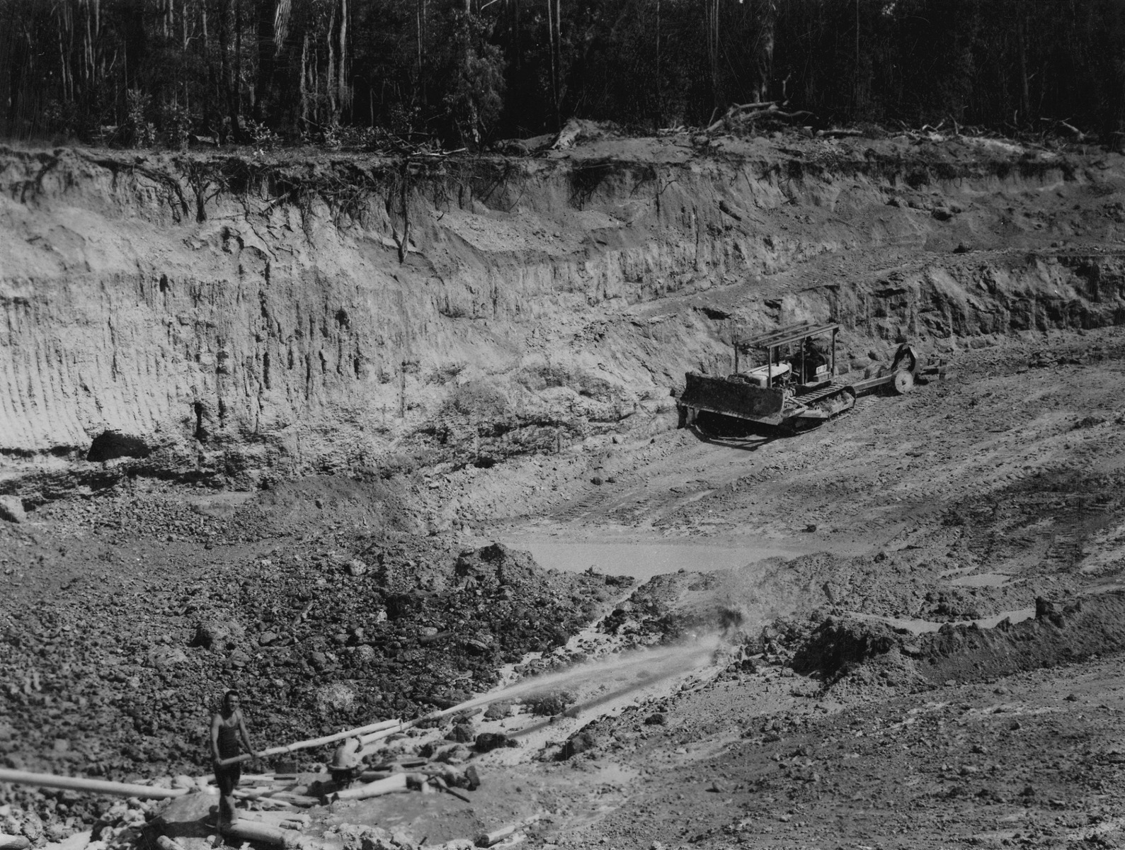 Open cut tin mining at Greenbushes [picture] State Library of Western