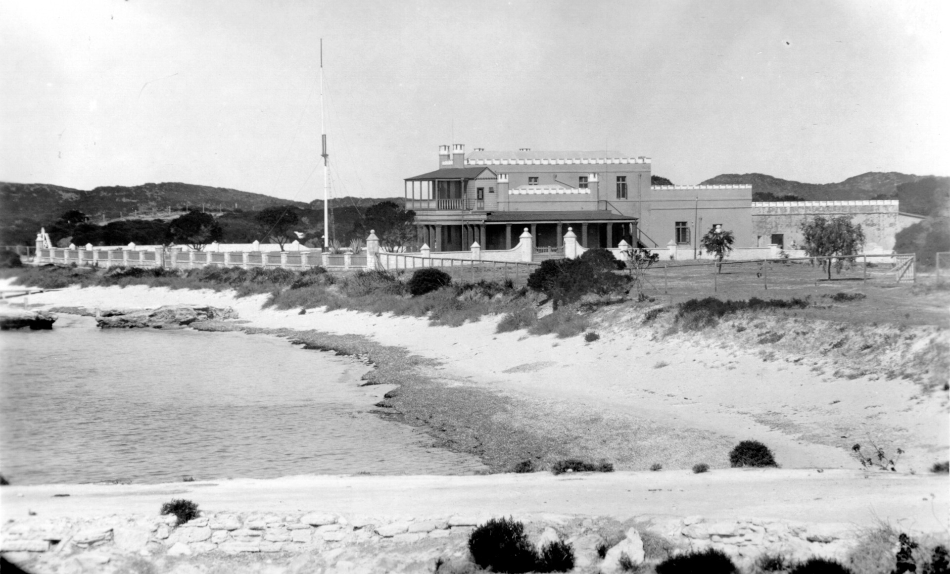 Rottnest Hotel, May 1914 [picture] - JPG 424.9 KB