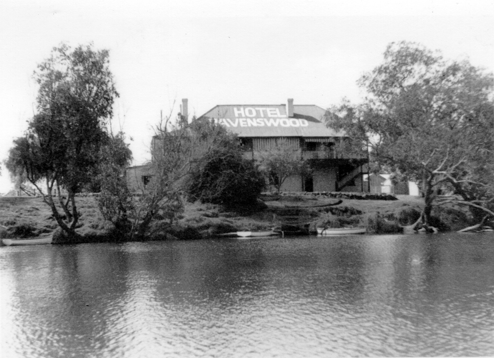 Hotel Ravenswood taken from across the water [picture] - JPG 446.2 KB