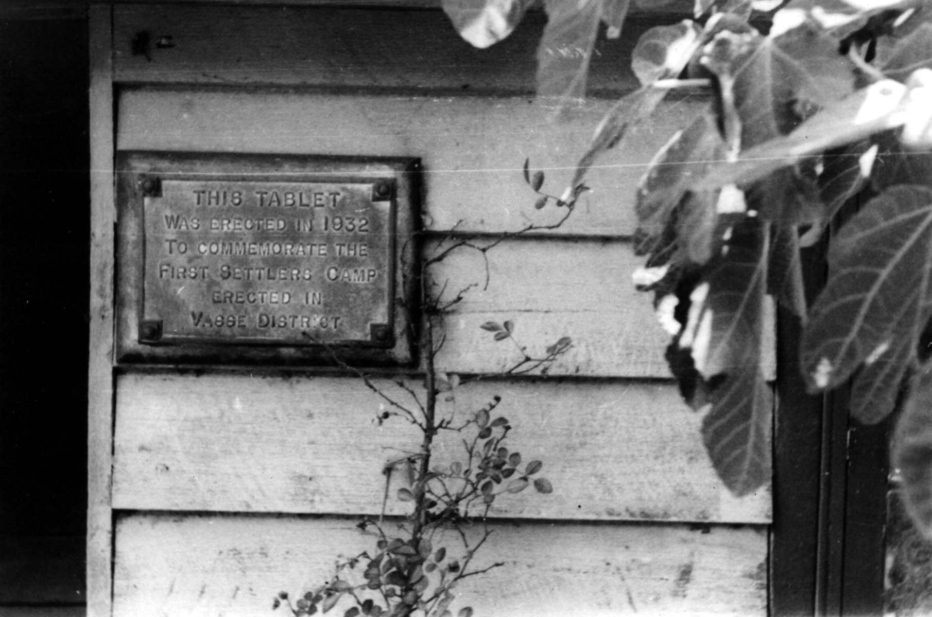 Tablet to commemorate the first settlers camp in the Vasse district