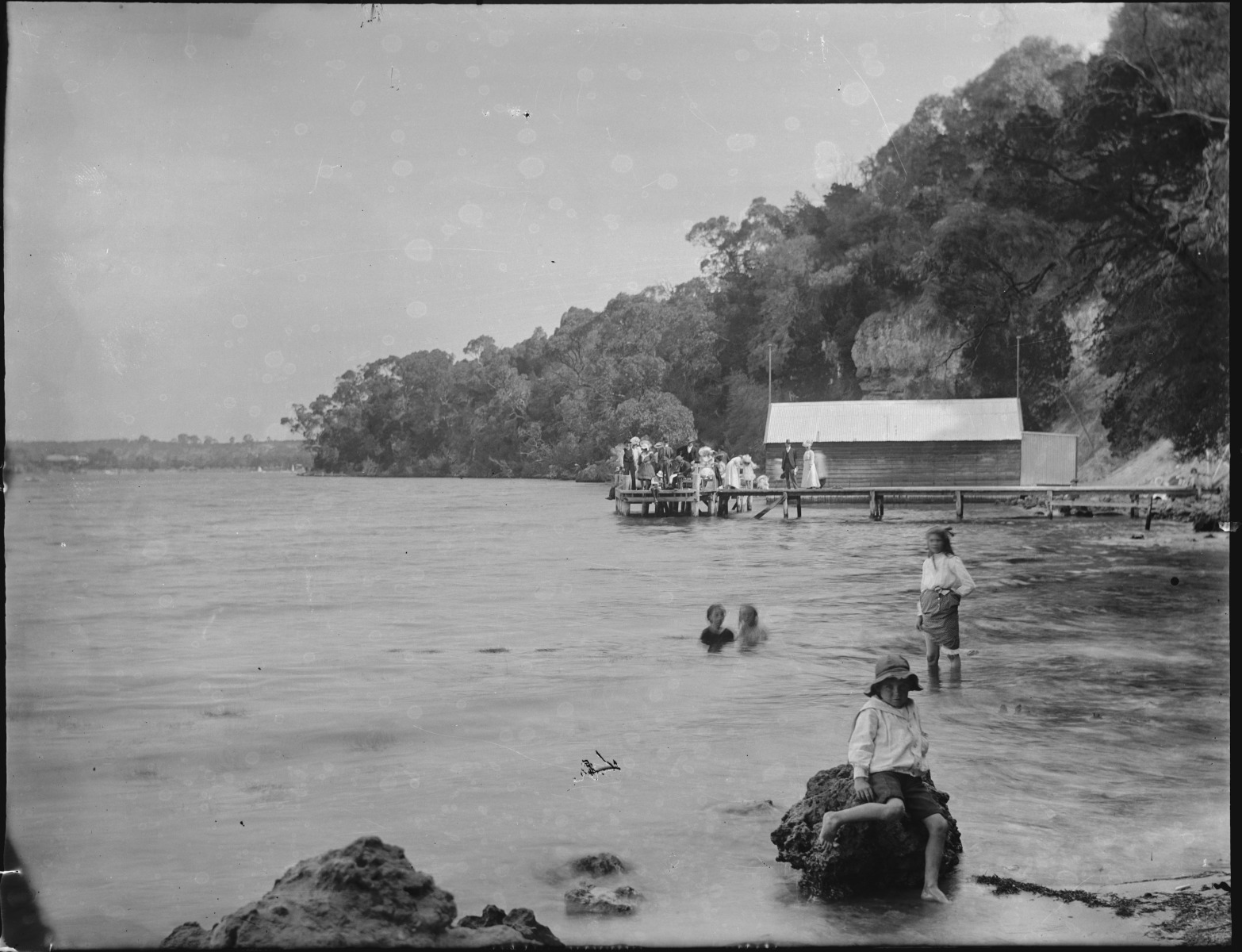 Freshwater Bay and Claremont Jetty below the Osborne Hotel. State