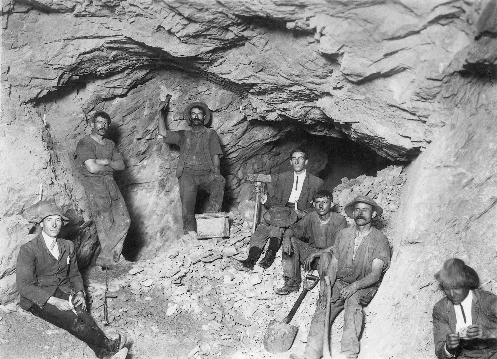 300 east lode stope, Associated Gold Mine, 1910 [picture] - JPG 741.6 KB