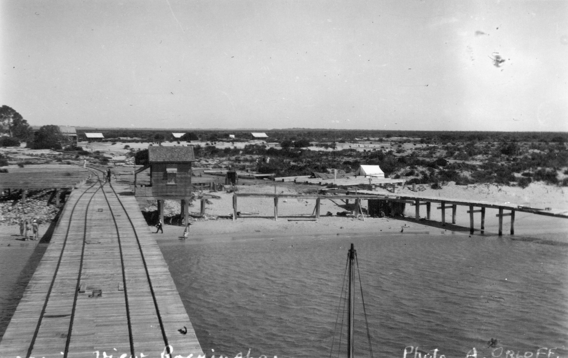 Views of Rockingham and jetty [picture] - JPG 534.7 KB