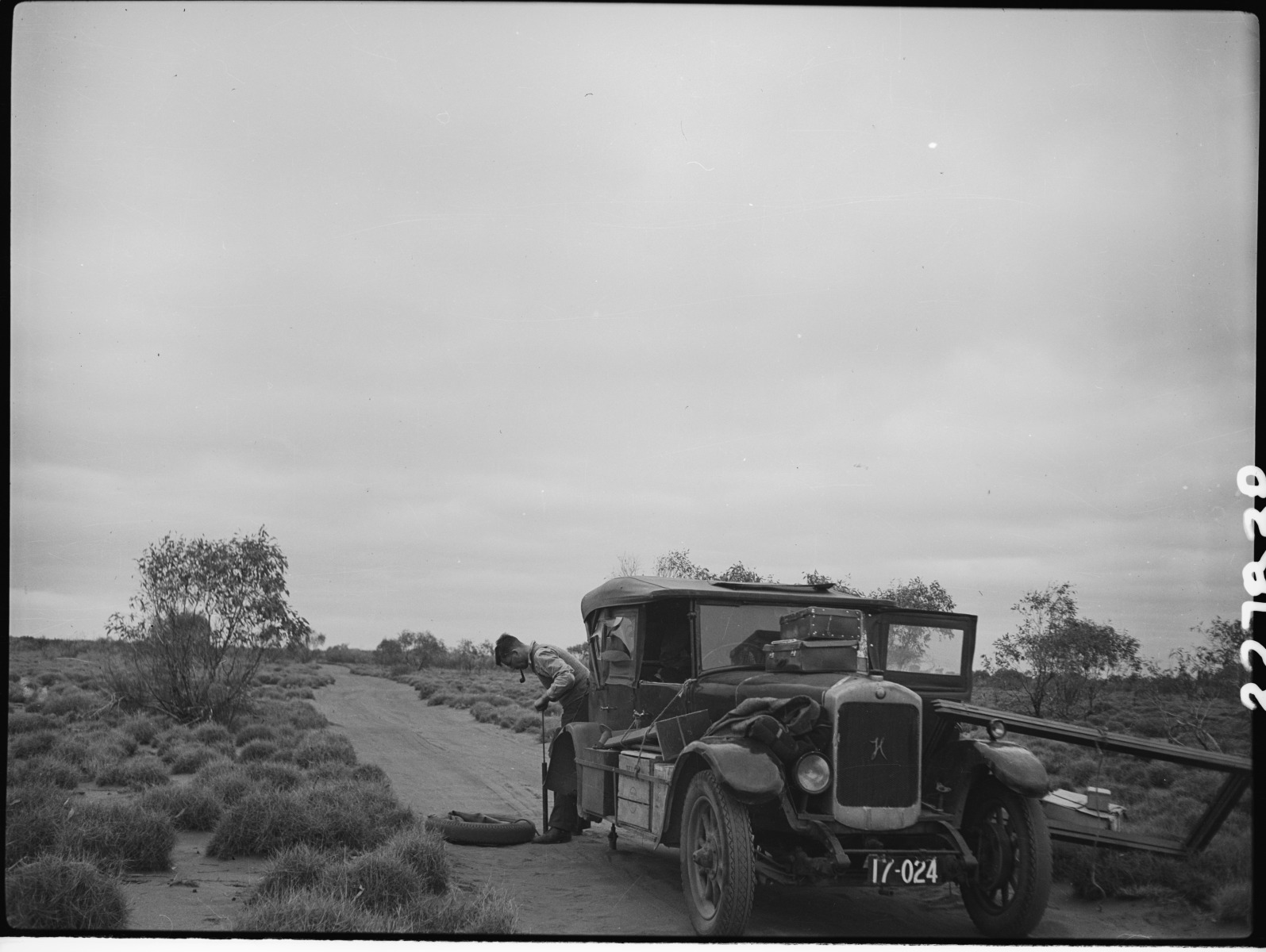 Tyre change, Murchison JPG 295.6 KB