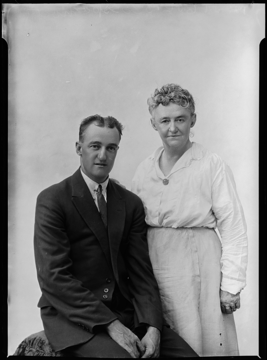 Studio portrait of Mr and Mrs Spalholtz, Kalgoorlie - JPG 160.5 KB