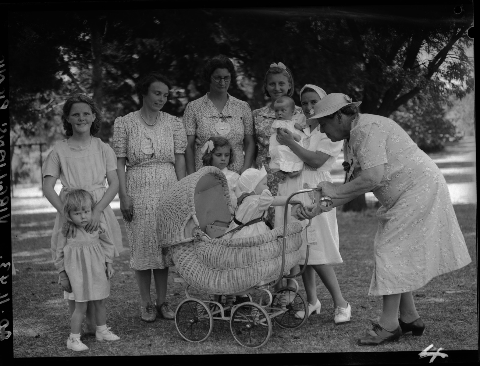 Virgilians picnic in Kings Park, 20 November 1943. JPG 401.5 KB
