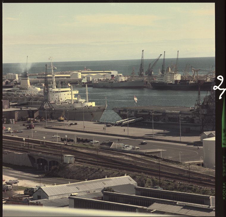 Container ship Encounter Bay at Fremantle, August 1971 - JPG 102.1 KB