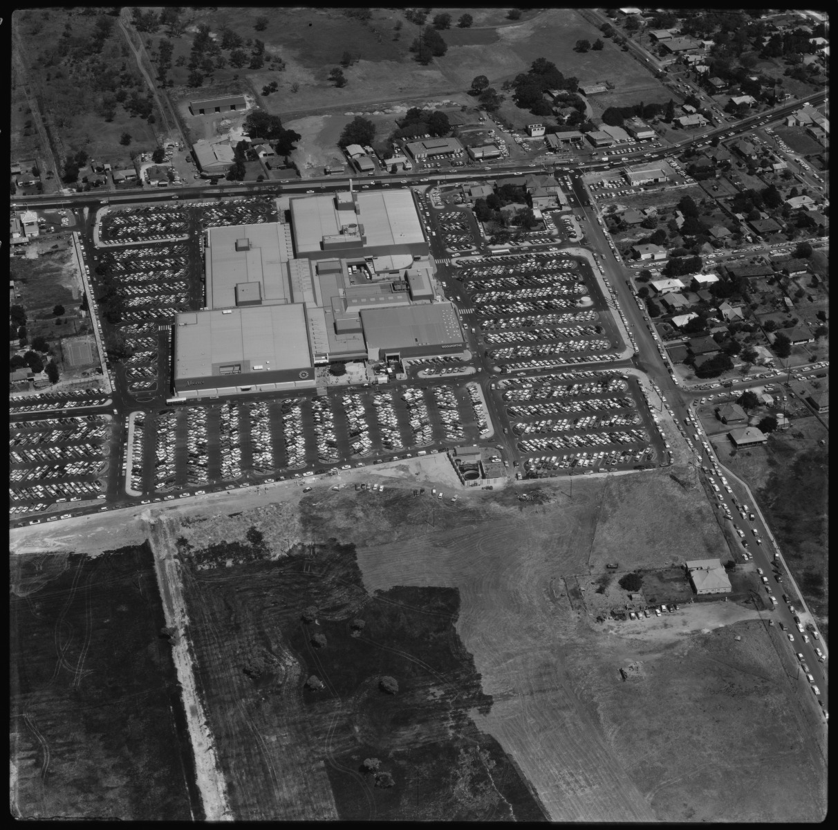 Aerial photographs of Carousel Shopping Centre 16 March 1972 - JPG 448.3 KB