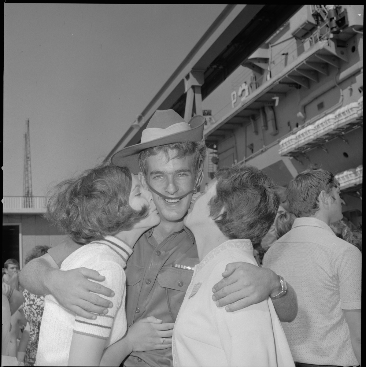 Troops return from Vietnam aboard the HMAS Sydney Fremantle December ...