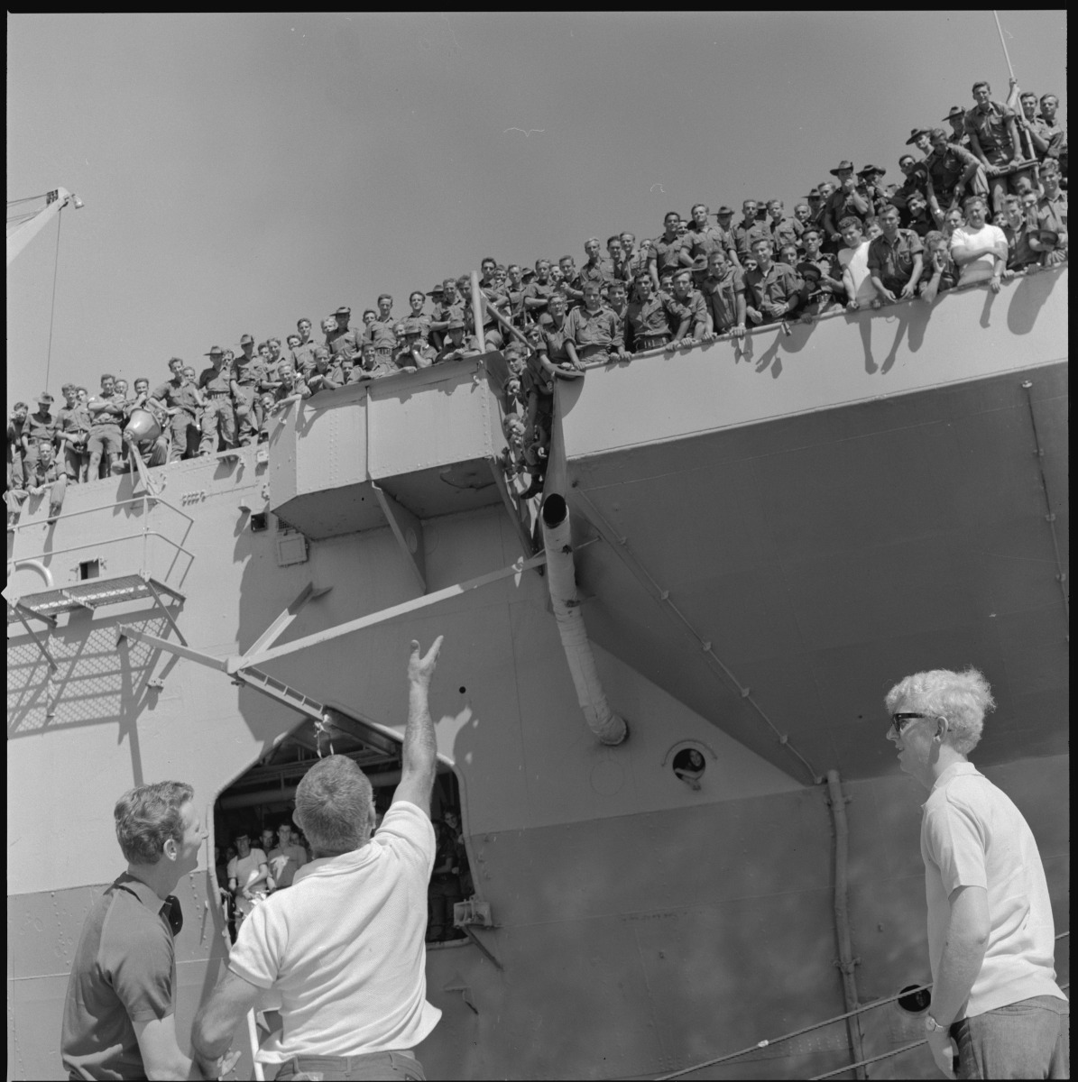 Troops return from Vietnam aboard the HMAS Sydney Fremantle December ...