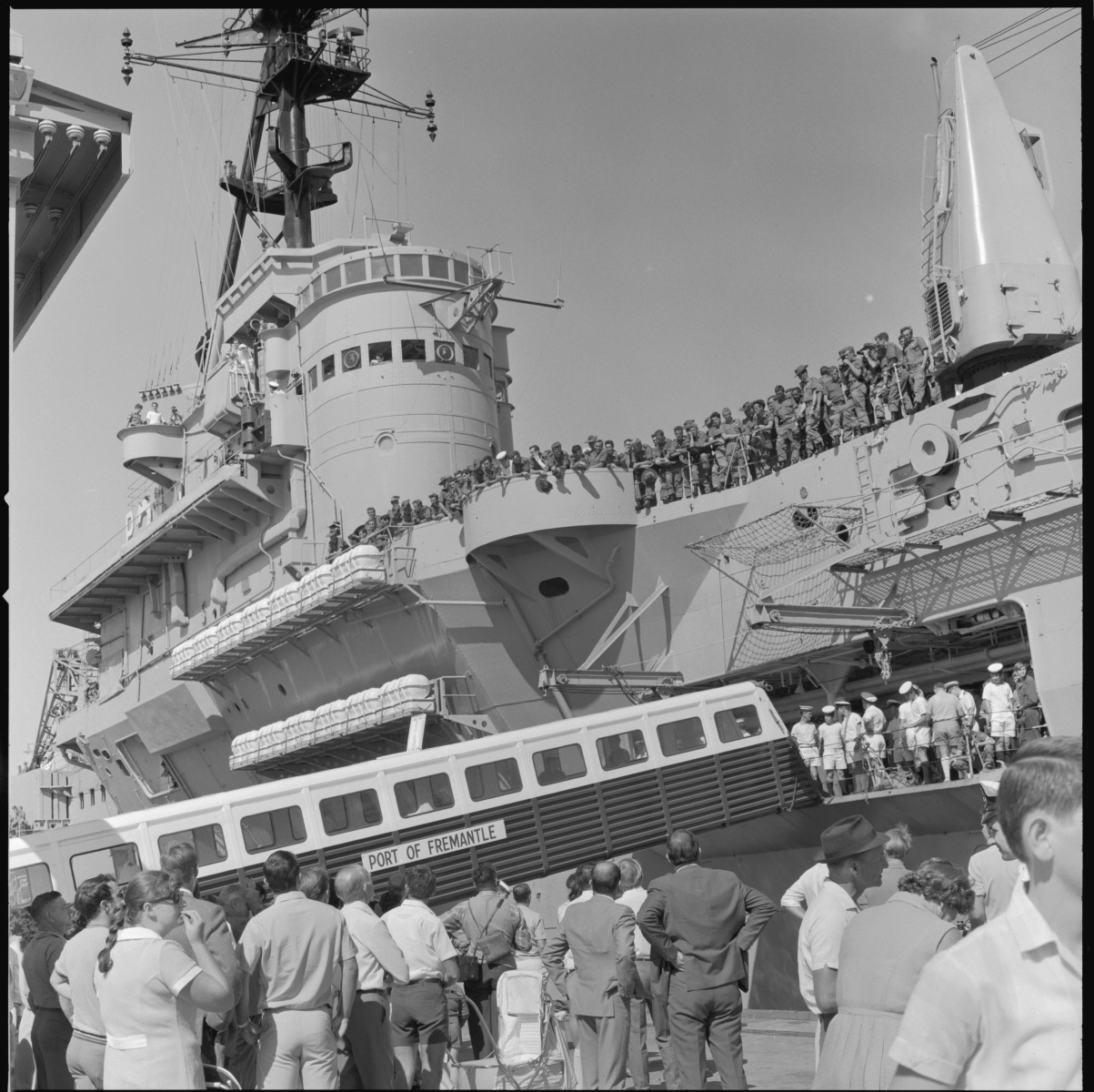 Troops return from Vietnam aboard the HMAS Sydney Fremantle December ...