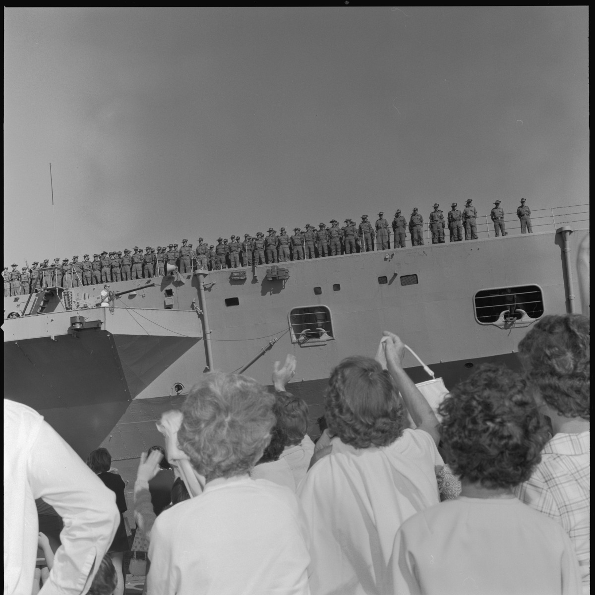 Troops return from Vietnam aboard the HMAS Sydney Fremantle December ...