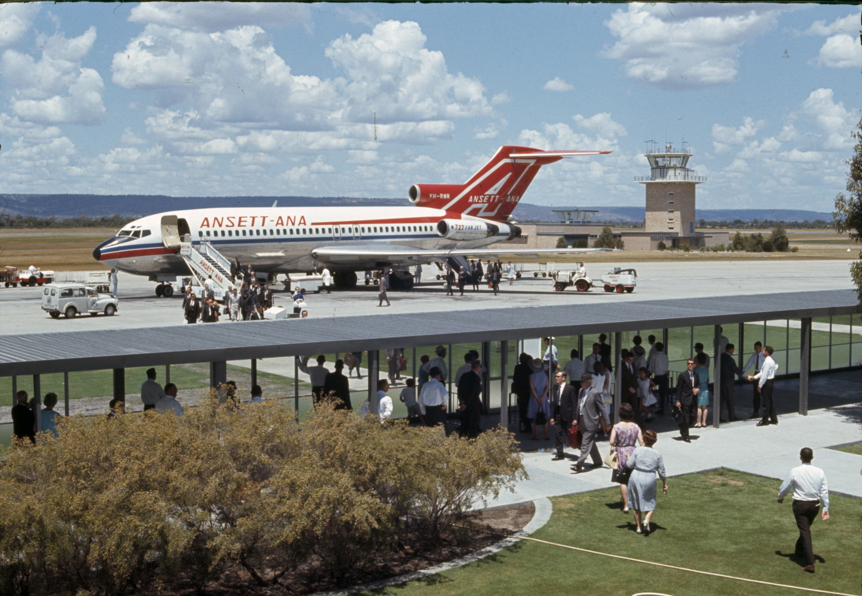 Ansett-ANA Boeing 727-77 on the tarmac at Perth Airport - JPG 653.3 KB