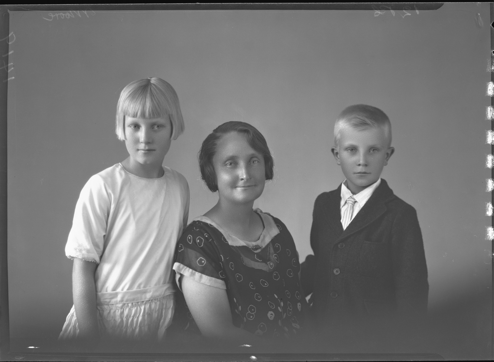 Studio portrait of the Moore family : Mabel Julia Moore with children ...