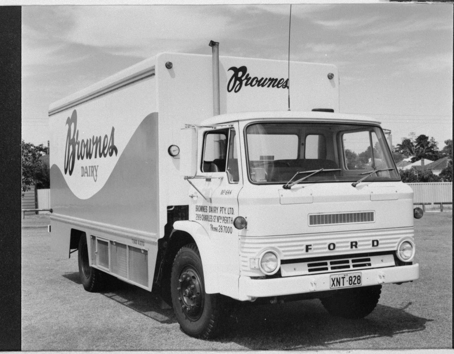 Brownes Dairy refrigerated truck JPG 486.3 KB