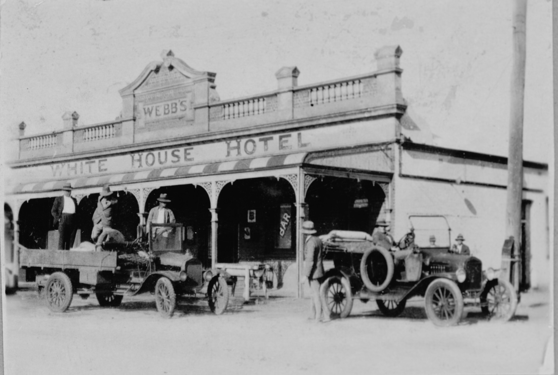 b's White House Hotel Leonora JPG 264.3 KB