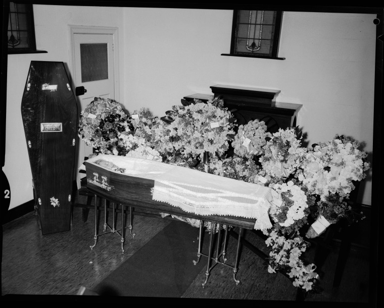 Fanny May Munday in her coffin surrounded by floral tributes, 18 August ...