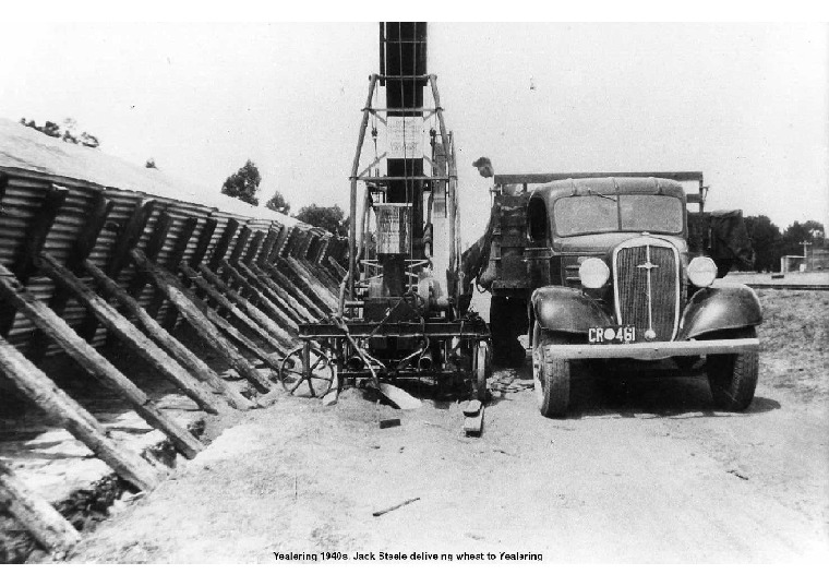 YF26: Jack Steele delivering wheat to Yealering, 1940s