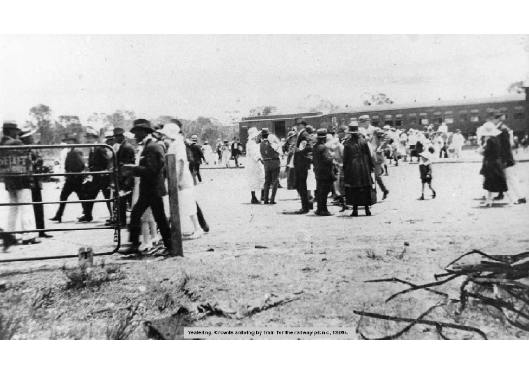 YRP5: Crowds arriving by train for the railway picnic, 1920s