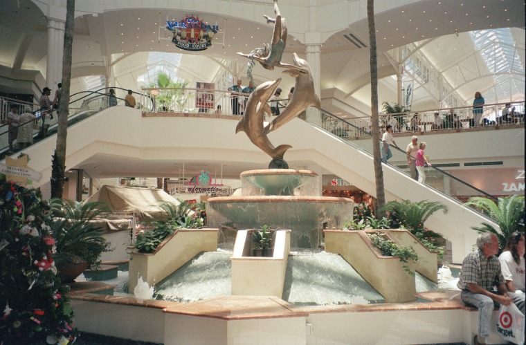 Galleria Shopping Centre, Morley, December 1994. - JPG 124.1 KB