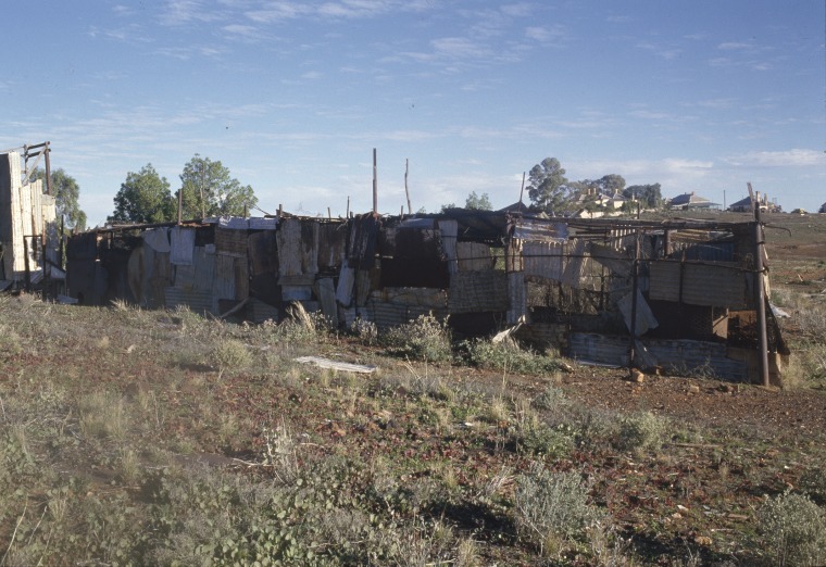 Ruins of houses in the eastern precinct of Gwalia. - JPG 140.5 KB