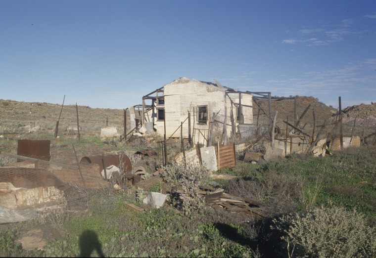 Ruins of houses in the eastern precinct of Gwalia. - JPG 126.8 KB