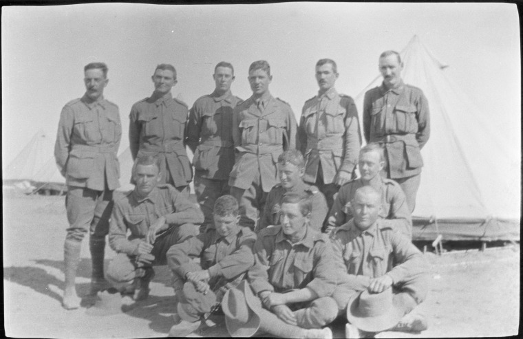 Group portraits of Australian Imperial Force soldiers, Egypt. - JPG 84.3 KB