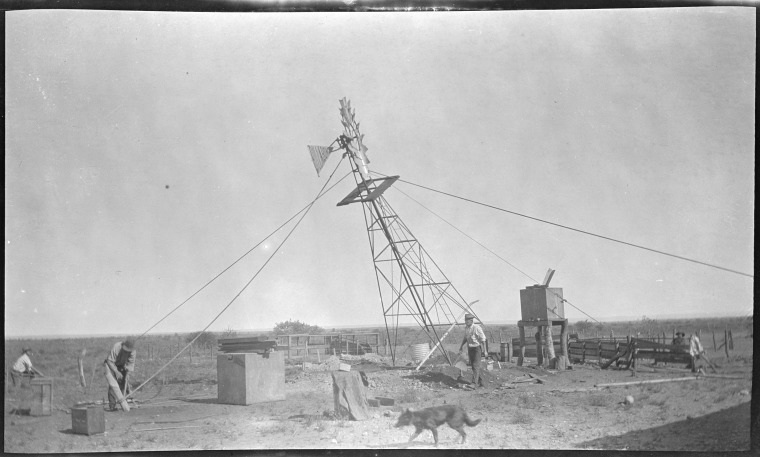 Erecting a windmill, Exmouth. - JPG 75.3 KB