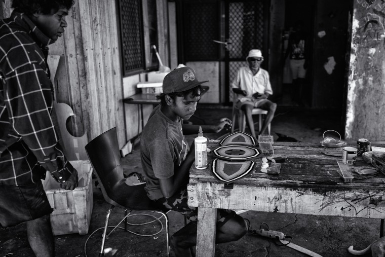 Elder Roy Hunter Wiggan passing on his knowledge of making Ilmas to his ...