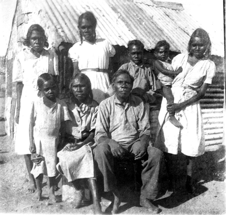 Alec Junmin and family, Bardi people on Sunday Island. - JPG 142.9 KB