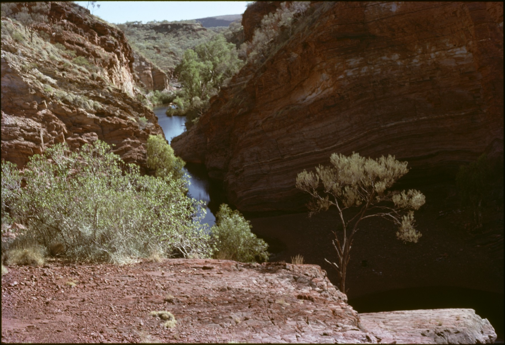 Gorges in Karijini National Park, Western Australia. - JPG 499.9 KB