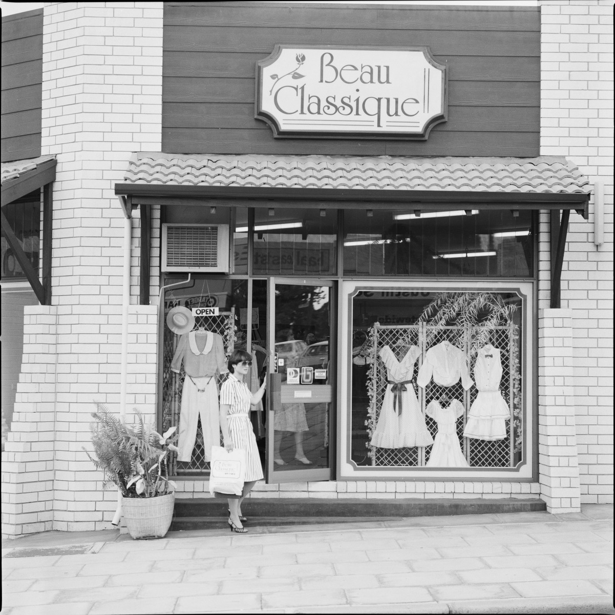 Beau Classique women's clothing boutique, 897 Canning Highway, Mt Pleasant, 26 November 1982