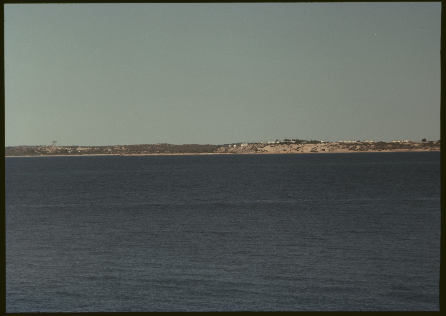 Useless Loop seen from the sea, Western Australia. - JPG 289.6 KB
