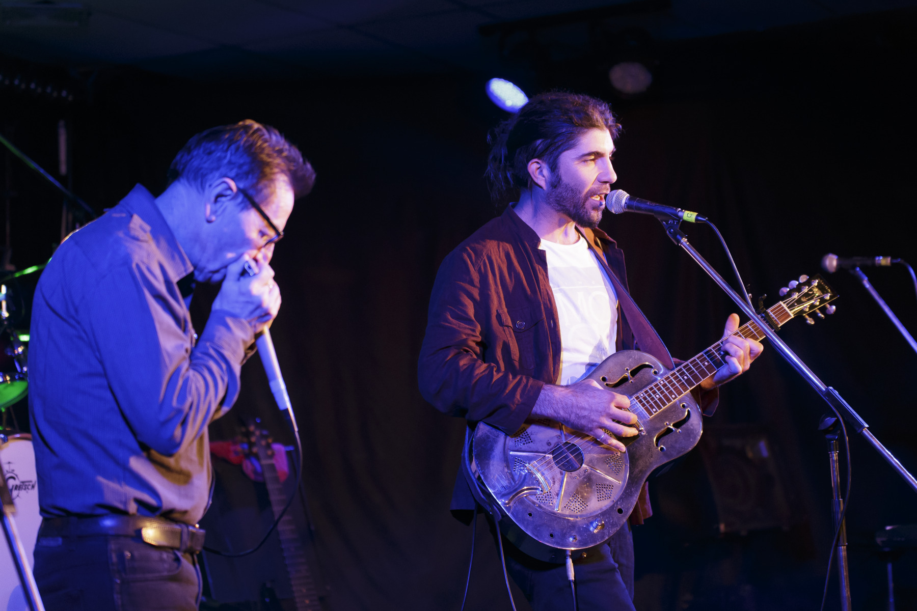 Matt Cal performs with Chris Parkinson on harmonica at the Perth Blues